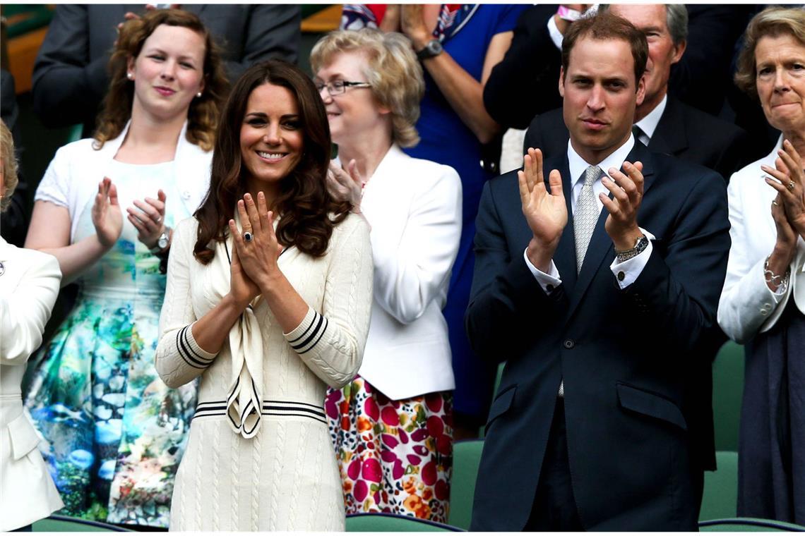 2012: Schon jetzt ein Klassiker – Kates cremefarbenes Cricketpulli-Kleid mit Schluppe von Alexander McQueen.