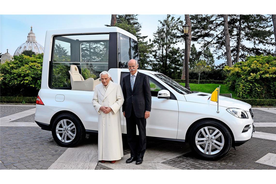 Dieses E-Auto ist Mercedes heilig – Franziskus fährt jetzt G-Klasse 2012 übergibt Konzernchef Dieter Zetsche eine neue Version der M-Klasse an Papst Benedikt XVI.