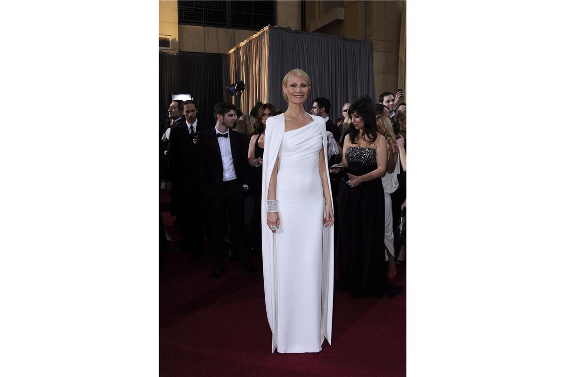Die schönsten Oscar-Kleider aller Zeiten 2012 wurde noch ein ikonischer Look kreiert – einmal mehr von Gwyneth Paltrow: Das schlichte und super elegante Cape-Kleid von Tom Ford löste eine wahre Cape-Welle aus.