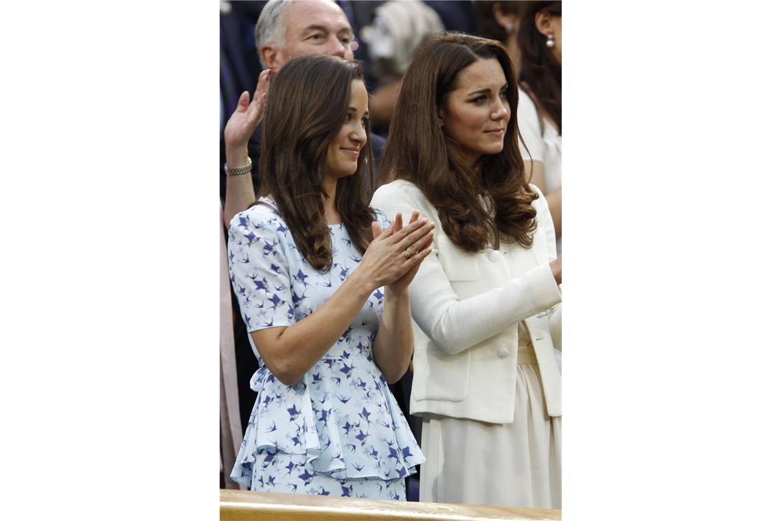 2012: Zusammen mit ihrer Schwester Pippa verfolgt Herzogin Kate das Finale der Herren –  Roger Federer besiegt Andy Murray. Kate trägt ein cremefarbenes Sommerkleid von Joseph mit einem Tweed-Jäckchen.