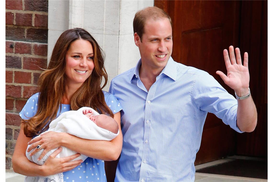 2013: William und Catherine verlassen den Lindo Wing des St. Mary's Hospital in London. Am 22. Juli wurde ihr erstes Kind geboren - ein Junge mit dem Namen George Alexander Louis.