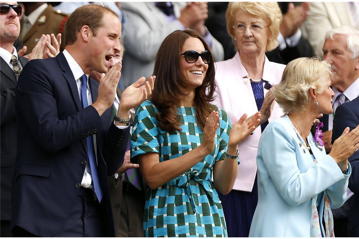 2014: Tageskleid im Retro-Muster von Jonathan Saunders – Kate trägt in Wimbledon ein Kleid, in dem man sie zum ersten Mal bei der Jubilee-Tour der Cambridges zwei Jahre zuvor gesehen hatte.