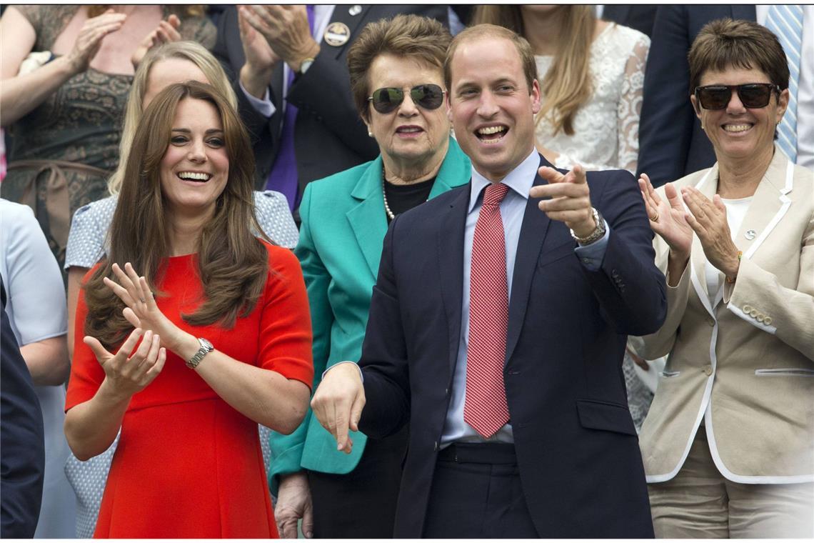 2015: Der Beginn der starken Farben – Herzogin Kate setzt auf ein L.K. Bennett-Kleid in Tomatenrot. Zuvor hatte sie in Wimbledon meist Weiß oder Creme getragen.