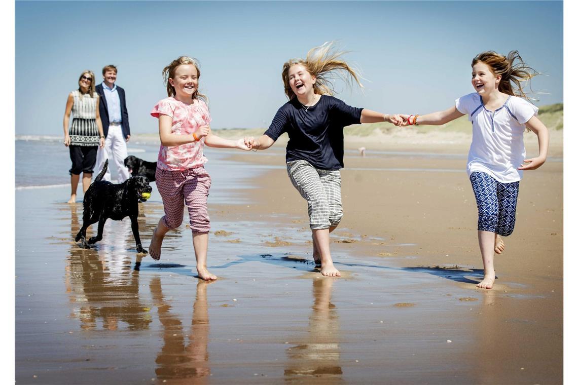2015: Familienfoto am Strand von Wassenaar. Prinzessin Alexia ist rechts im Bild.