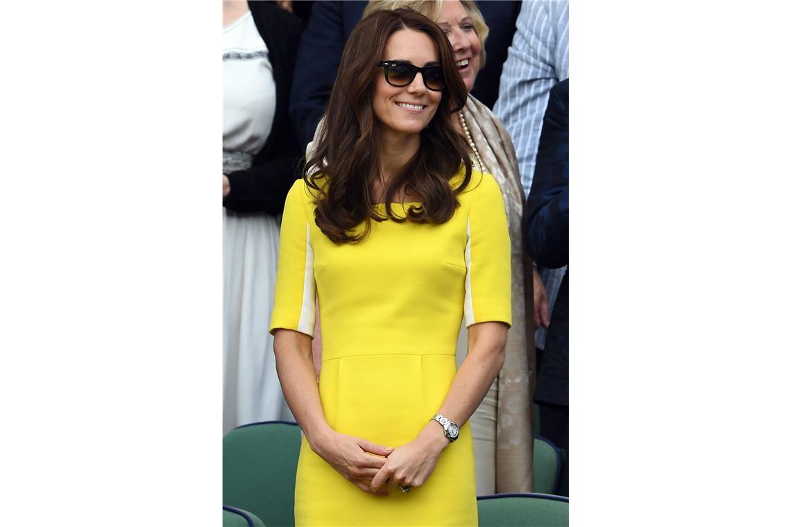2016: Color-Blocking in Gelb und Weiß – Herzogin Kate in einem Tageskleid von Roksanda. Auf dem Court wurde das Halbfinale der Damen ausgetragen.