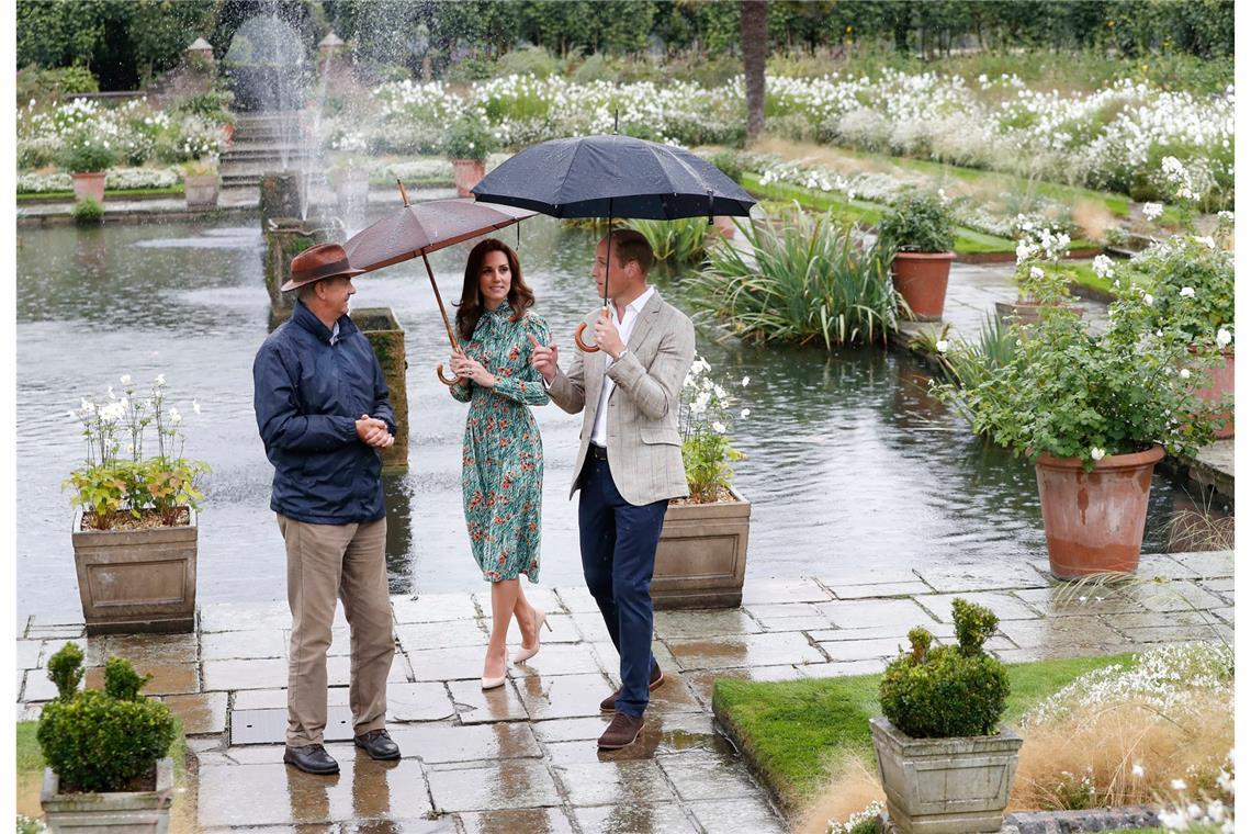 2017 besuchen Herzogin Kate und Prinz William im regnerischen London den Garten des Kensington Palace, der in Erinnerung an Williams Mutter Diana zu einem "White Garden" umgestaltet wurde.