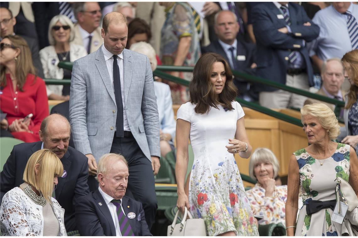 2017: Dieses sonst ganz schlichte Catherine-Walker-Kleid besticht durch den zauberhaften Wildblumen-Druck auf dem Rock. Zu kaufen gab es das Stück nie – offenbar war es extra für die Herzogin angefertigt worden.