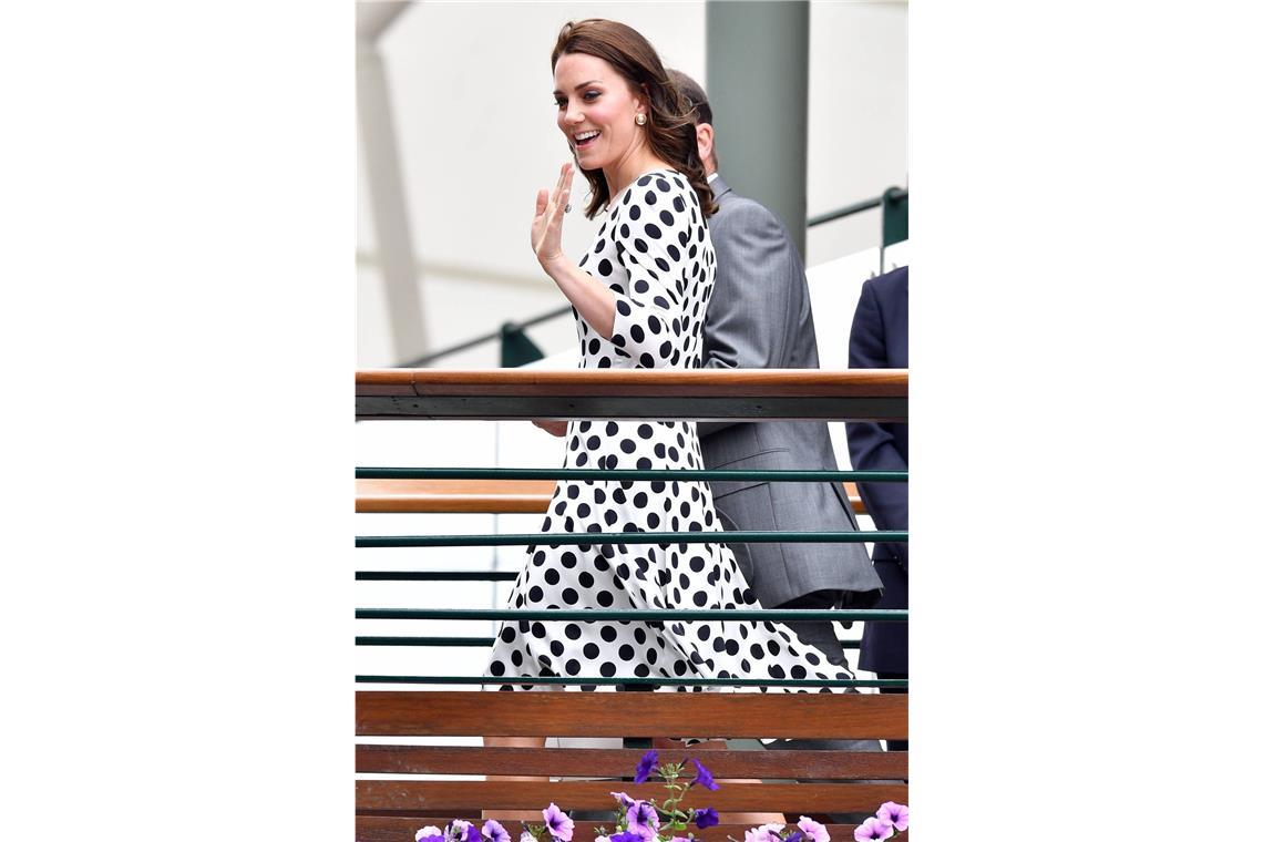 2017: Zum ersten Mal besucht Herzogin Kate Wimbledon als Schirmherrin – in einem Kleid mit schwarzen Pünktchen auf weißem Grund. Das Modehaus ist eines, das die Britin eher selten trägt: Dolce & Gabbana.