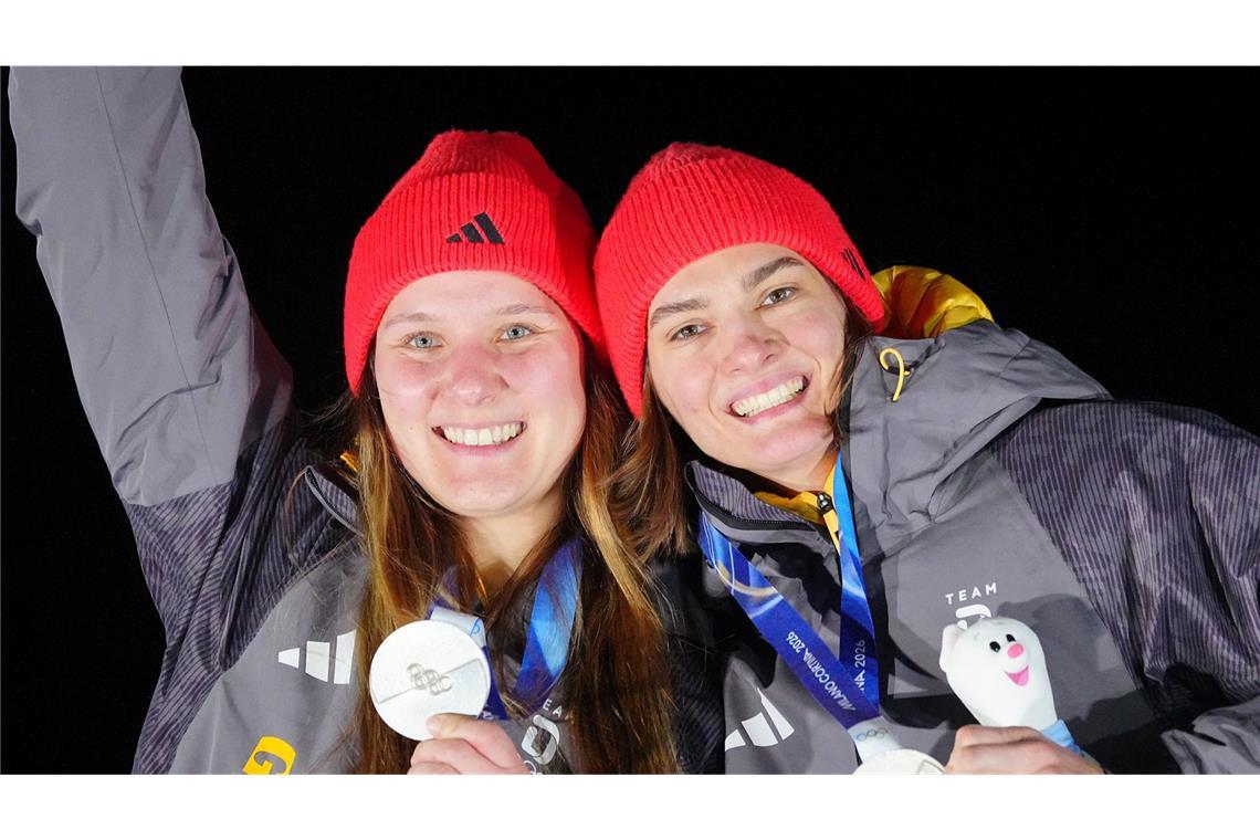 2018 holte Lisa Buckwitz (li.) noch als Anschieberin Gold, nun steuerte sie den Zweierbob selbst zu Silber (gemeinsam mit Nele Schuten).