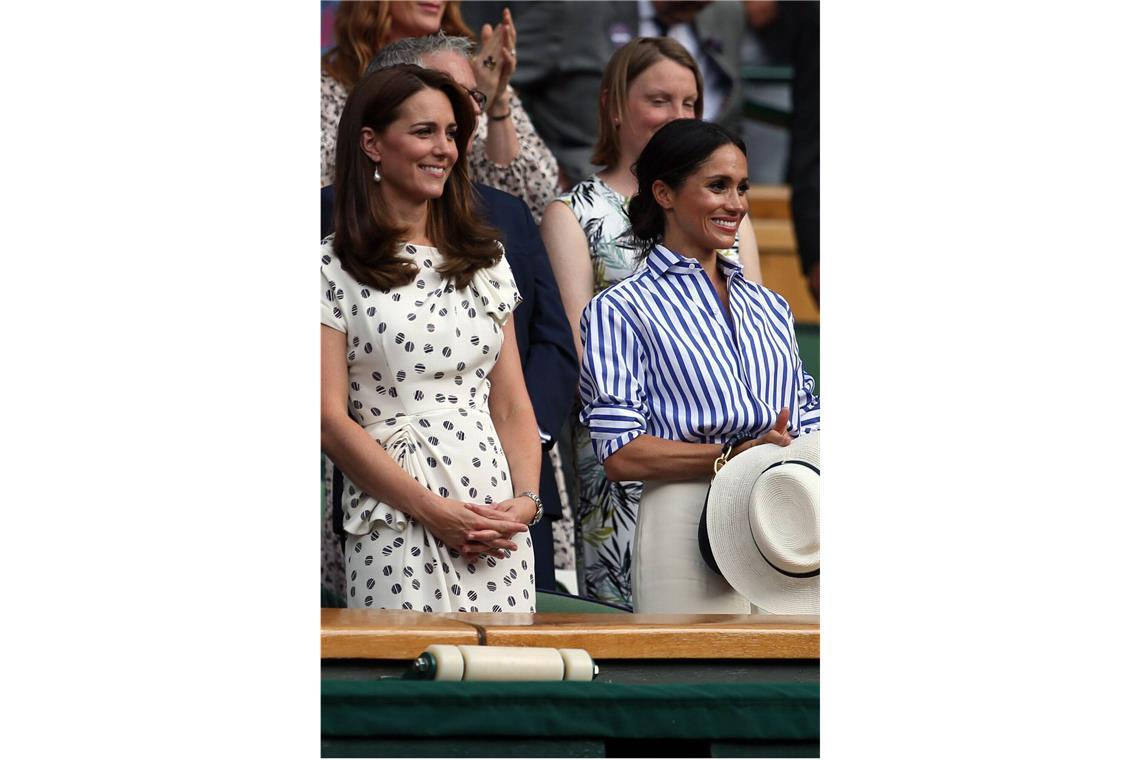 2018: Kates erstes Wimbledon mit ihrer neuen Schwägerin Meghan – alle Augen waren auf die frischgebackenen Herzogin von Sussex gerichtet, die in einer Hemdbluse und einem Panama-Hut ziemlich cool aussah. Kates Jenny-Packham-Kleid verblasste da beinahe ein bisschen.