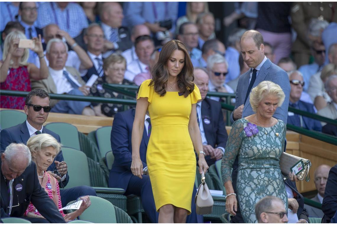 2018: Und wieder Dolce & Gabbana in Wimbledon – Kate entscheidet sich für ein gelbes Kleid mit Flügelärmeln.
