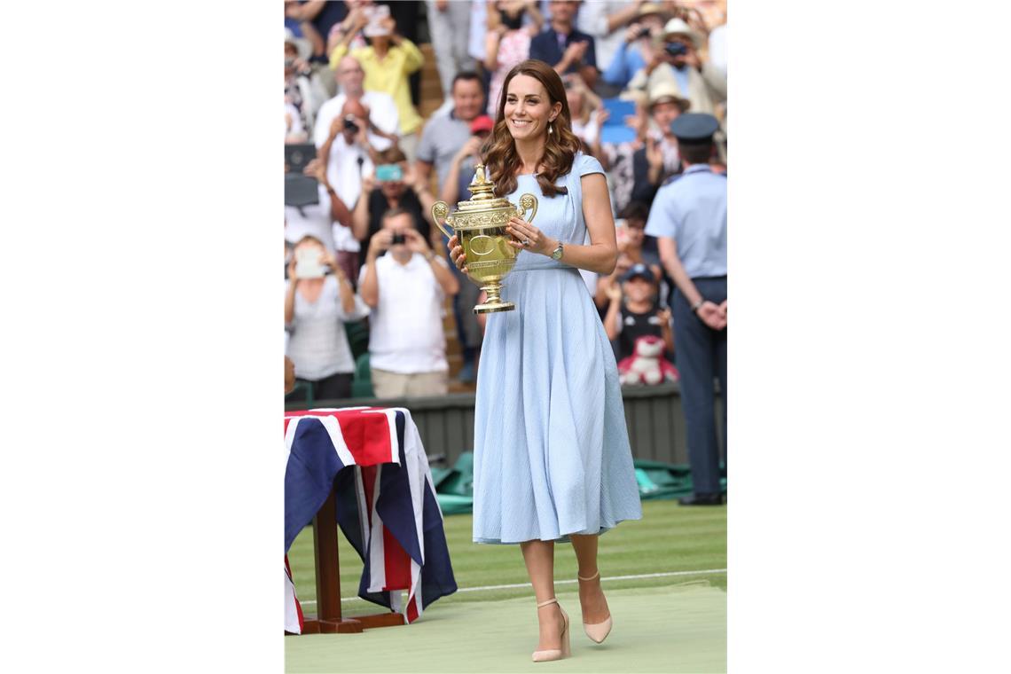 2019: Der Pokal ist für Novak Djokovic – aber der Best-dressed-Preis geht an die Herzogin für dieses zarte pastellblaue Emilia-Wickstead-Kleid.