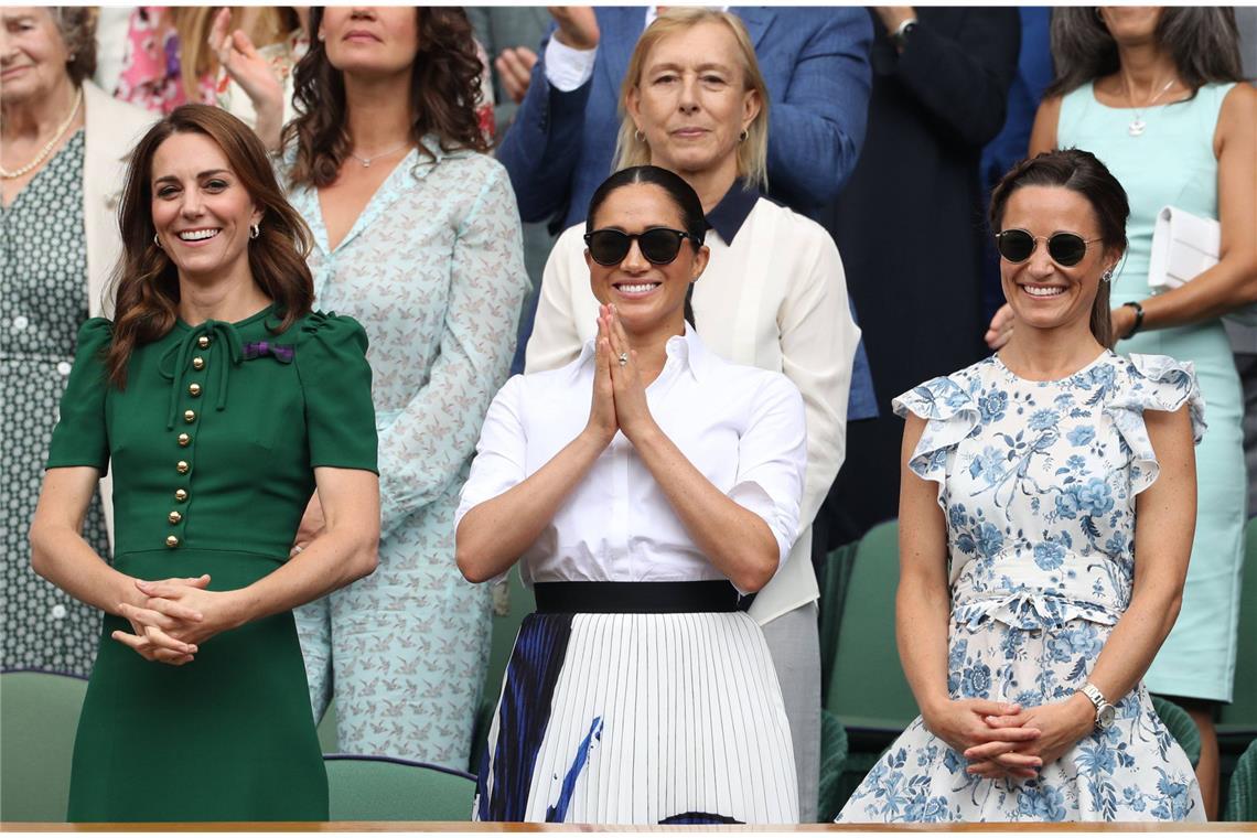 2019: Mädelstag in Wimbledon – Herzogin Kate besucht mit ihrer Schwester Pippa (rechts) und Herzogin Meghan (Mitte) das Match zwischen Simona Halep und Meghans Freundin Serena Williams. Kate trug ein ungewöhnlich winterlich anmutendes Dolce & Gabbana-Kleid in Dunkelgrün.