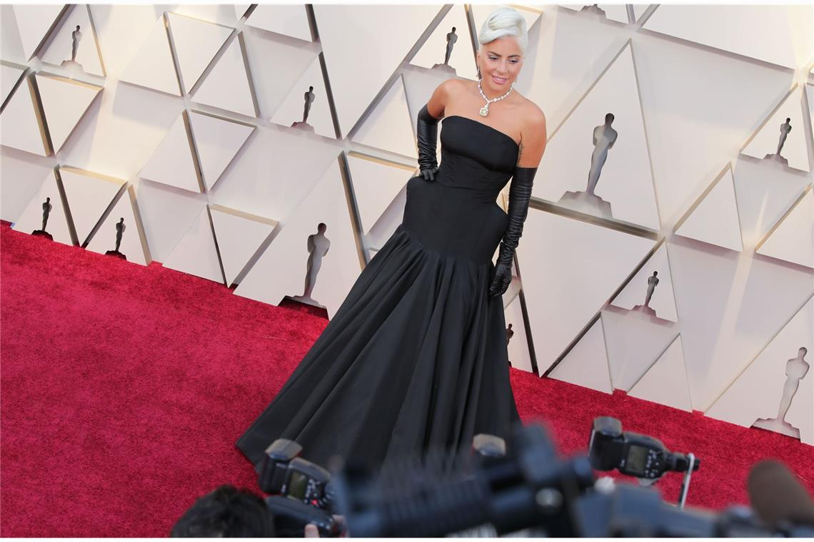 Die schönsten Oscar-Kleider aller Zeiten 2019 war das Oscar-Jahr der Lady Gaga: Nicht nur gewann sie für „Shallow“ den Preis für den besten Filmsong, auch ihr dramatisches Alexander-McQueen-Kleid war preisverdächtig.