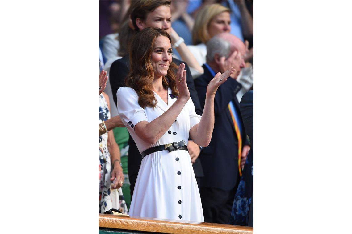 2019: Weißes Hemdblusenkleid mit schwarzem Schleifengürtel – Prinzessin Kate in einem Entwurf von Suzannah.
