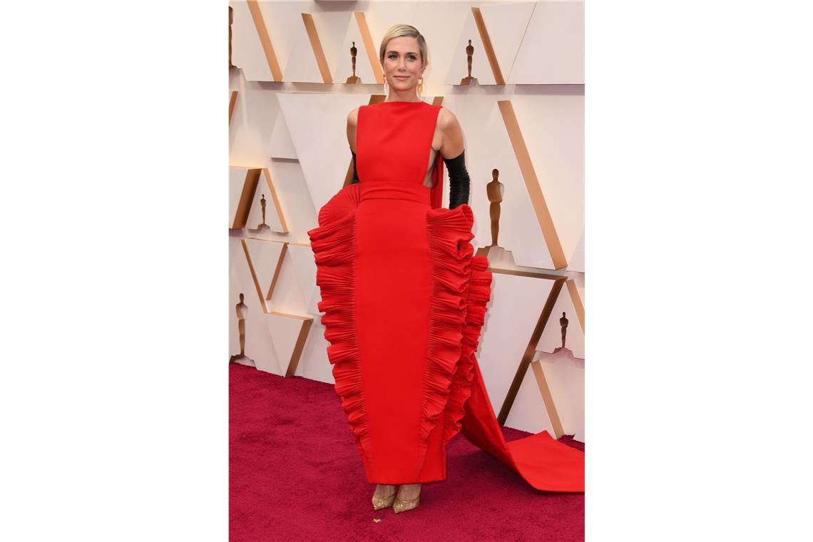 Die schlimmsten Oscar-Kleider aller Zeiten 2020 griff <b>Kristen Wiig</b> bei den Academy Awards kräftig daneben. Von „Lasagne-Kleid“ bis „Kleine Raupe Nimmersatt“ war im Netz für dieses No-Go-Kleid an hämischen Kommentaren alles dabei.