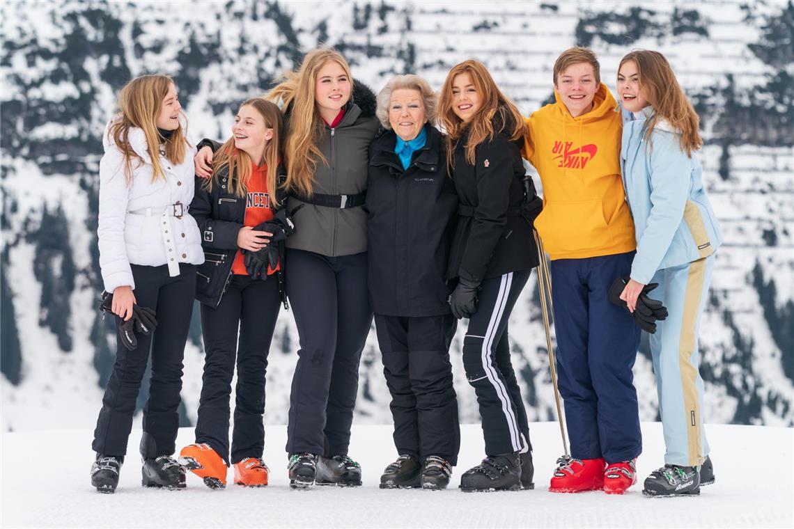 2020: Prinzessin Ariane, Gräfin Leonore, Prinzessin Amalia, Prinzessin Beatrix, Prinzessin Alexia, Graf Claus-Casimir und Gräfin Eloise stehen für einen offiziellen Fototermin während ihres Winterurlaubs zusammen. Eloise, Claus-Casimir und Leonore sind die Kinder von Prinz Constantijn und seiner Frau Laurentien. Constantijn ist der jüngste Bruder von Willem-Alexander.