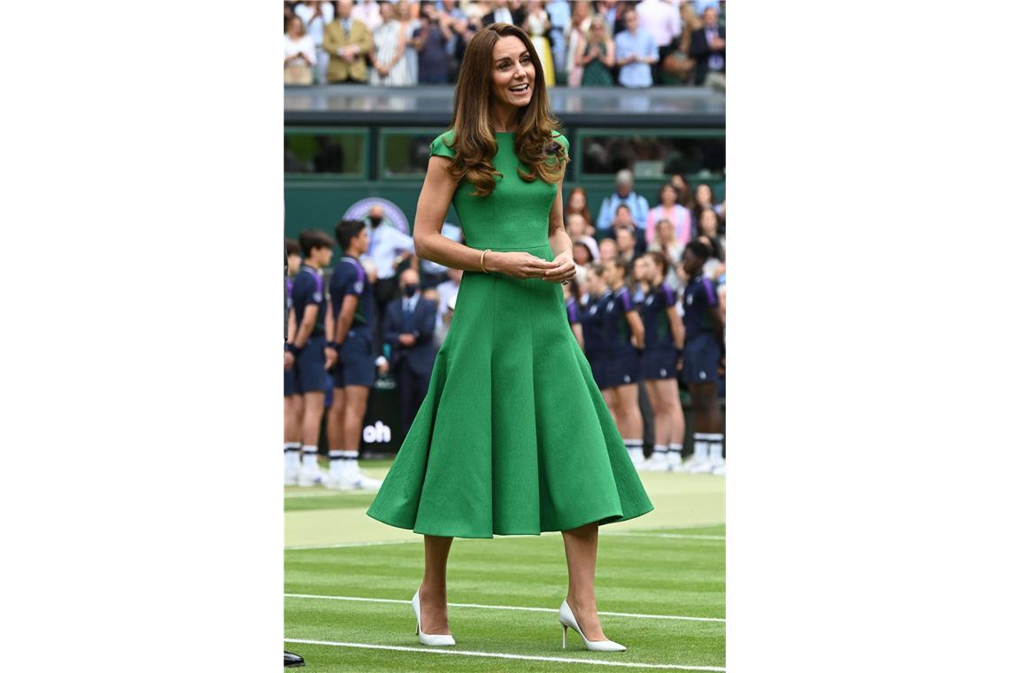 2021: Grün auf Grün – Kate in einem Emilia Wickstead-Crepe-Kleid. Die Ärmel wurden für die Herzogin extra hinzugefügt. Das liegt am inoffiziellen Dresscode: Royals tragen die Schultern tagsüber lieber bedeckt.