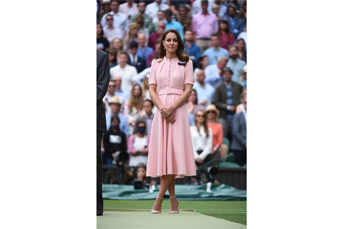2021: Schmeichelhaft – Kate in einem zarten roséfarbenen Chiffonkleid mit Gürtel von Beulah London.