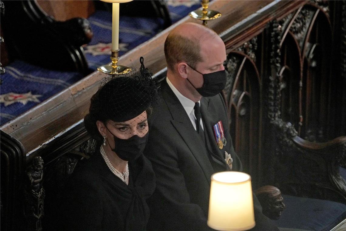 2021: Williams Großvater, Prinz Philip, stirbt im Alter von 99 Jahren. Katen und William nehmen an der Trauerfeier in der St.-Georgs-Kapelle auf Schloss Windsor teil.