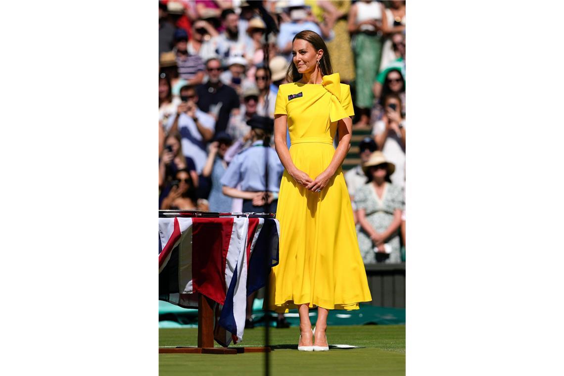 2022: Als Wimbledon-Schirmherrin vergibt Kate die Trophäen – in einem sonnengelben Kleid von Roksanda. Man beachte die Schleife am Revers.