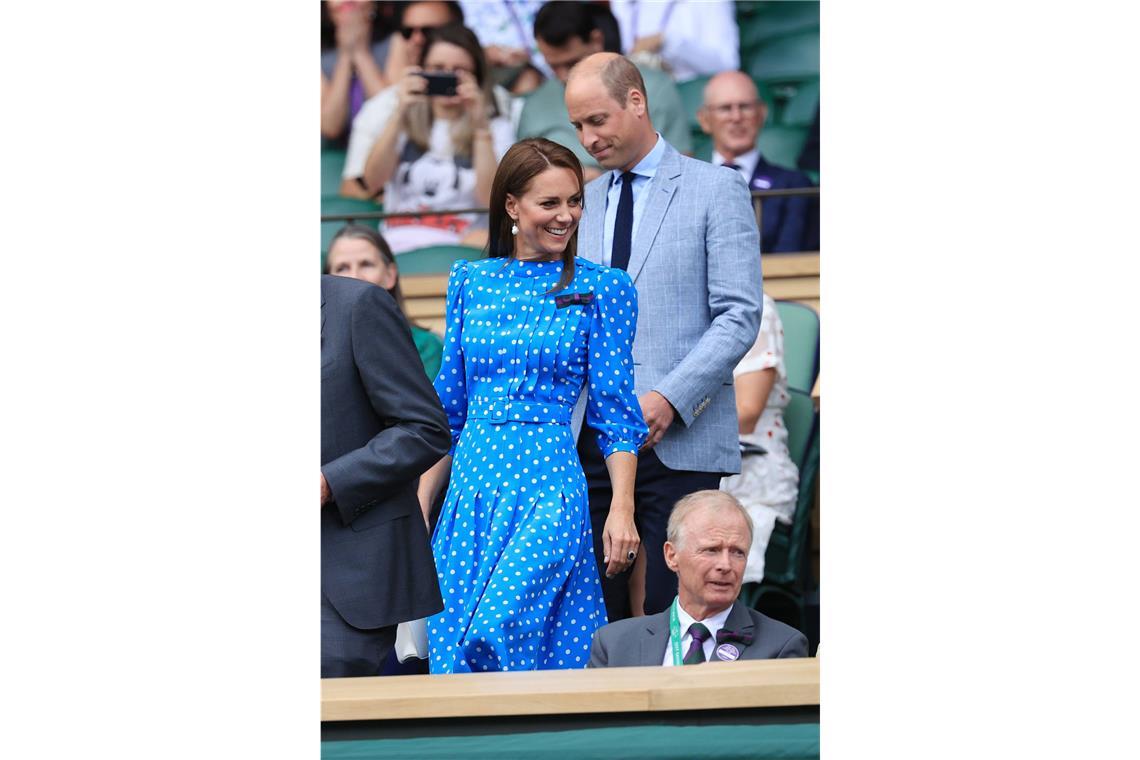 2022: Noch einmal Alessandra Rich, noch einmal Pünktchen  – diesmal auf azurblauem Grund. Herzogin Kate und Prinz William schauen sich an Tag neun das Duell zwischen Novak Djokovic und Jannik Sinner an.
