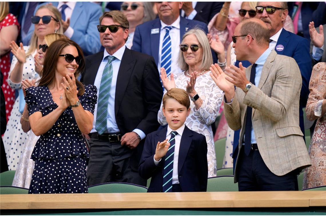 2022: Wäre er lieber beim Fußball? Erstmals ist auch Prinz George in Wimbledon – beim Finale der Herren begleitet er seine Eltern. (Damals noch) Herzogin Kate trägt ein dunkelblaues Pünktchenkleid mit Schößchen und Goldknöpfen von der Polka-Dot-Expertin Alessandra Rich.