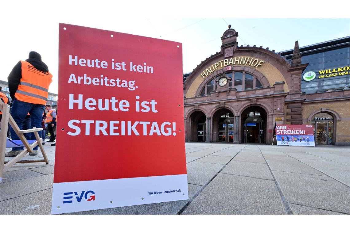 Was bei den Bahn-Tarifverhandlungen diesmal anders ist 2023 legte die EVG den Bahnverkehr gleich zweimal weitgehend lahm. (Archivbild)