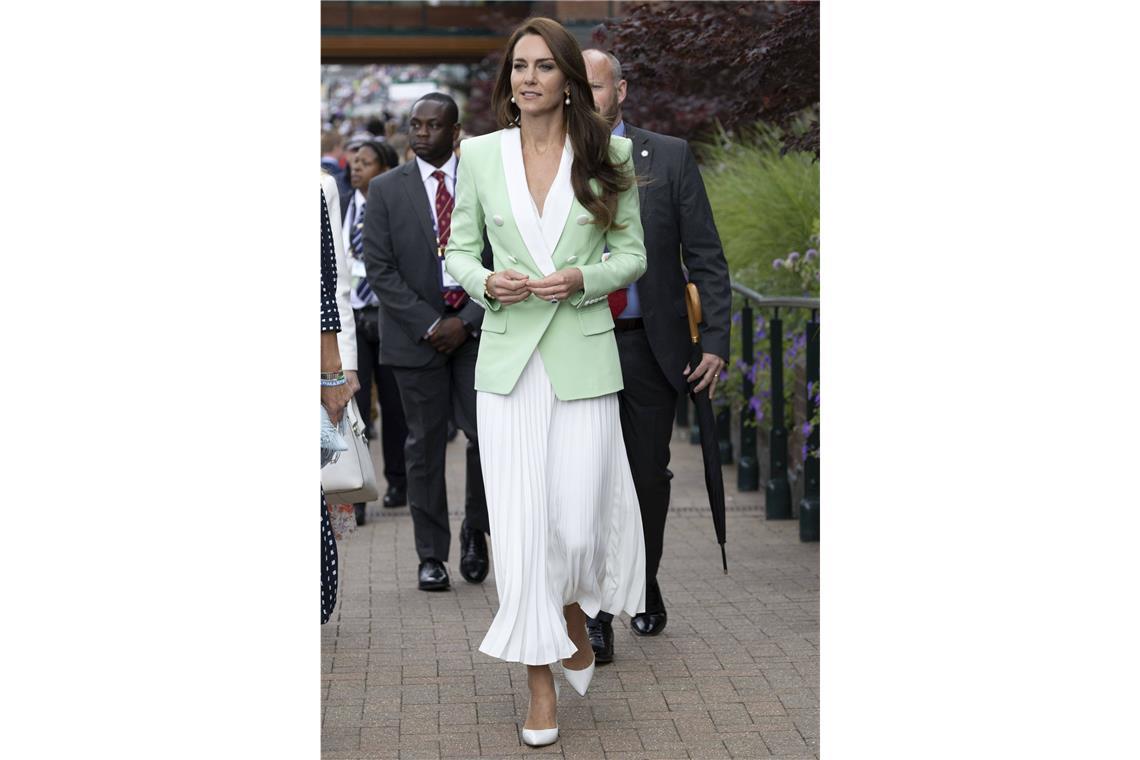 2023: Mutiger Modemove in Mint! Prinzessin Kate kombiniert einen Balmain-Blazer zu einem weißen Faltenrock in der angesagten Midaxi-Länge – einem Zwischending zwischen Midi- und Maxirock.