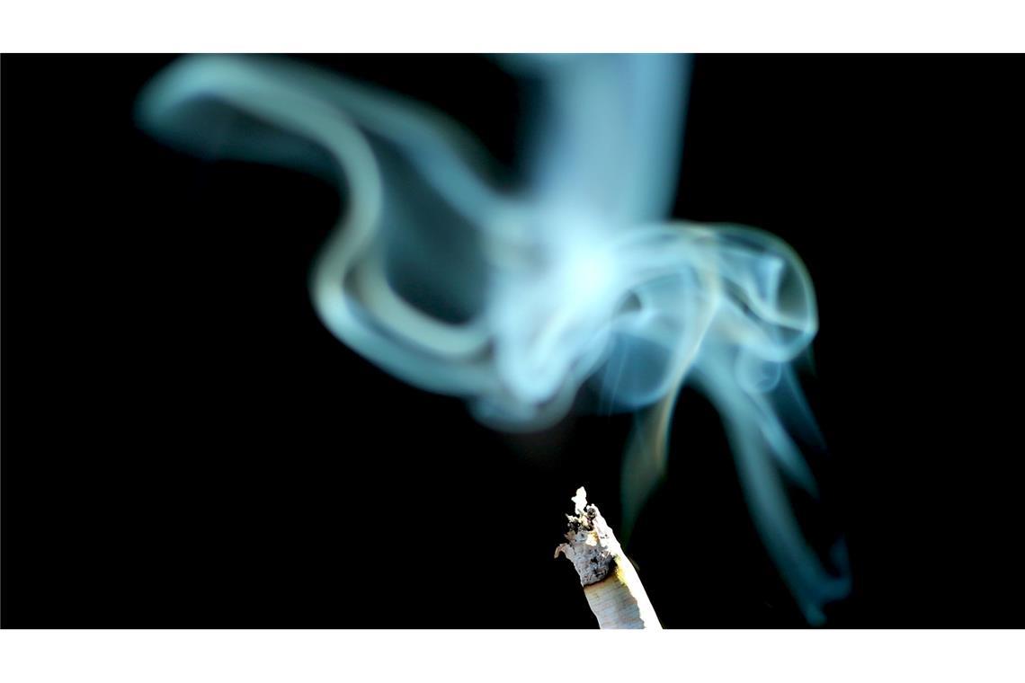 Krebsexperten fordern zum Schutz: Tabaksteuer erhöhen 2023 starben in Deutschland rund 131.000 Menschen an den gesundheitlichen Folgen des Rauchens. (Archivbild)