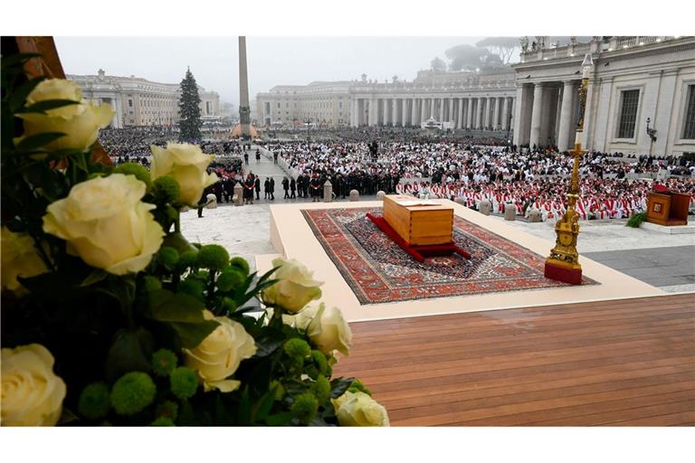 2023 wurde Papst Benedikt beigesetzt. Am Samstag ist die Trauerfeier für Papst Franziskus geplant (Archivbild).
