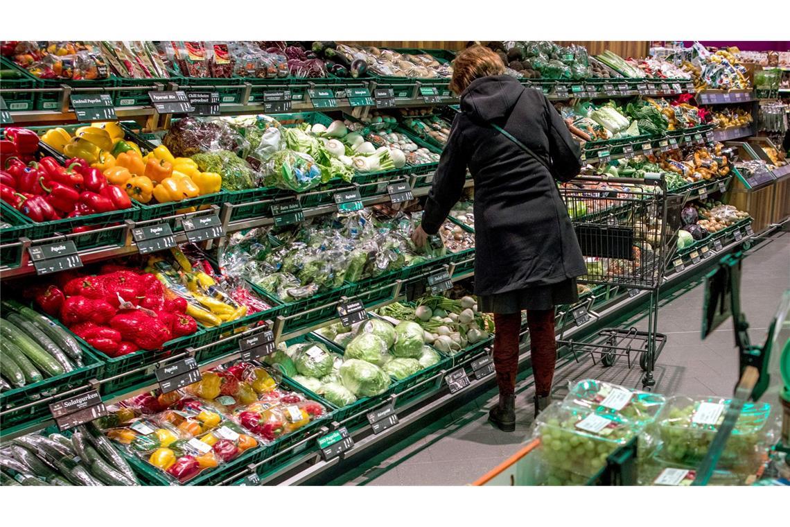 So stark sind unsere Lebensmittel mit Pestiziden belastet 2023 wurden für die Studie des BVL mehr als 22.000 Lebensmittelproben auf Rückstände von mehr als 1000 verschiedenen Stoffen untersucht. Die Höhe der Belastung hing demnach besonders von der Herkunft der Erzeugnisse ab:
