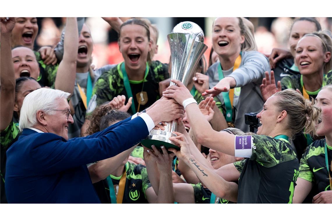 2024 nach dem Finale gegen Bayern durfte Alexandra Popp den DFB-Pokal in die Höhe stemmen - und diesmal? (Archivbild)