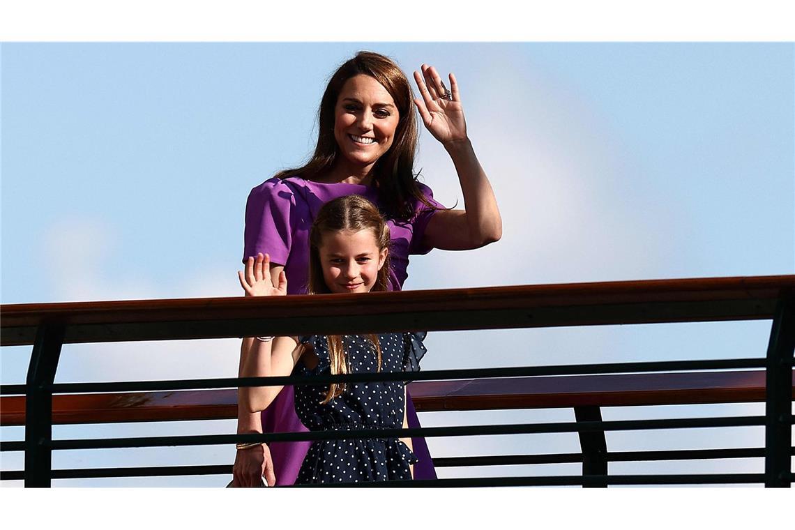 2024: Trotz Krebserkrankung um Chemotherapie - Prinzessin Kate kommt zum letzten Wimbledon-Tag. Zusammen mit ihrer Tochter Charlotte und in einem fliederfarbenen Safiyaa-Kleid. Das passt: Violett ist die Farbe des  „All England Lawn Tennis and Croquet Club“.