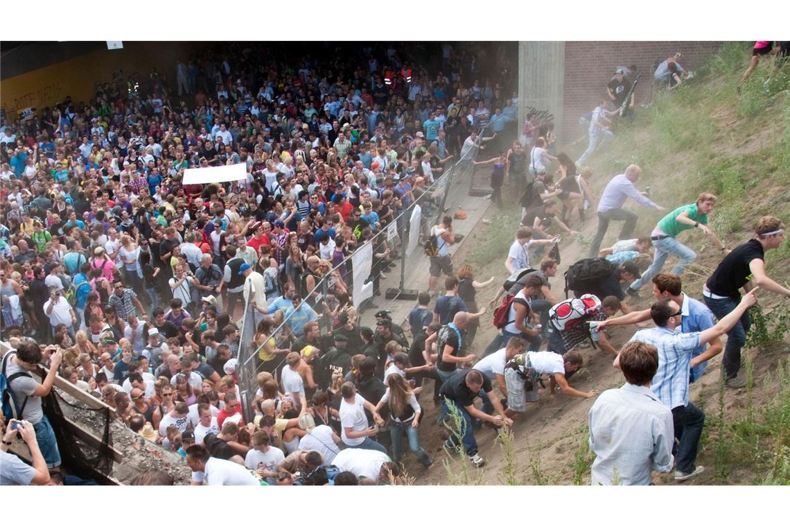 21 Menschen starben in dem Gedränge am einzigen Ein- und Ausgang zur Loveparade, mehr als 500 wurden verletzt. (Archivbild)