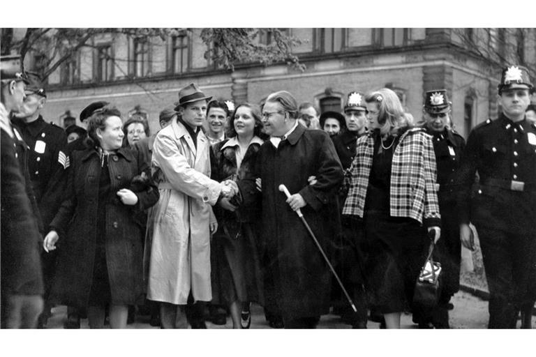 23. April 1949: Veit Harlan (Fünfter von rechts) verlässt mit seiner Ehefrau, der Schauspielerin Kristina Söderbaum ein Gerichtsgebäude in Hamburg. Harlan, der wegen Verbrechen gegen die Menschlichkeit angeklagt war, wurde damals freigesprochen. Er drehte im NS-System Propagandafilme wie "Jud Süß". Bis zu seinem Freispruch durfte er keine Filme drehen. (Archivfoto)