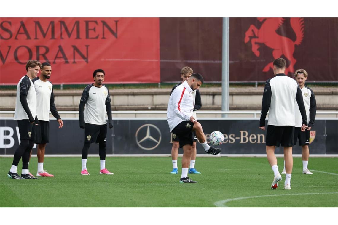 24 Feldspieler um Kapitän Deniz Undav (am Ball) nahmen am Dienstagvormittag am Abschlusstraining im Schlienz-Stadion teil.