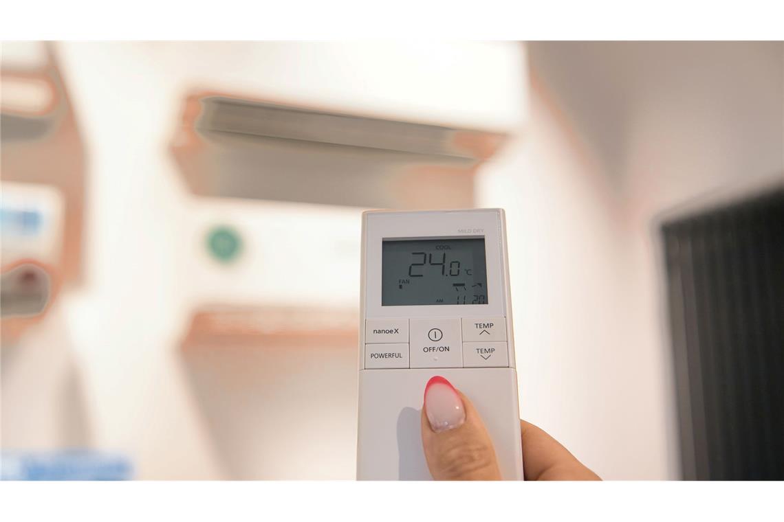24 Grad: Mithilfe einer Fernbedienung wird die Temperatur einer Klimaanlage im Showroom einer Berliner Firma reguliert.