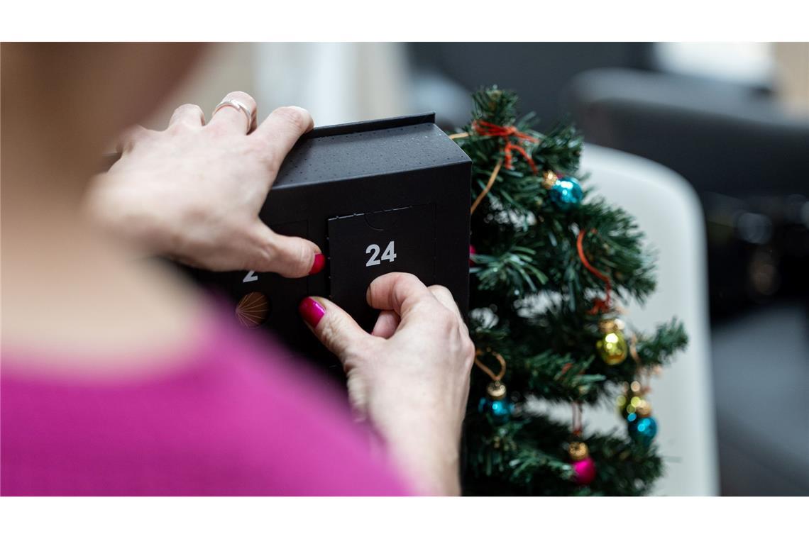 Adventskalender ohne Schokolade: Drei Trends für Erwachsene 24 Vorweihnachtsgeschenke: Adventskalender als Ersatz für das Geschenk unterm Baum liegen im Trend.