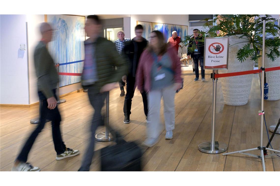 Bilder des Tages 2,5 Millionen Beschäftigte bei Bund und Kommunen warten auf Ergebnisse bei den Tarifverhandlungen für den öffentlichen Dienst. Die Gespräche wurden am Samstagabend vertagt. Sonntag um 10 Uhr soll es weitergehen.