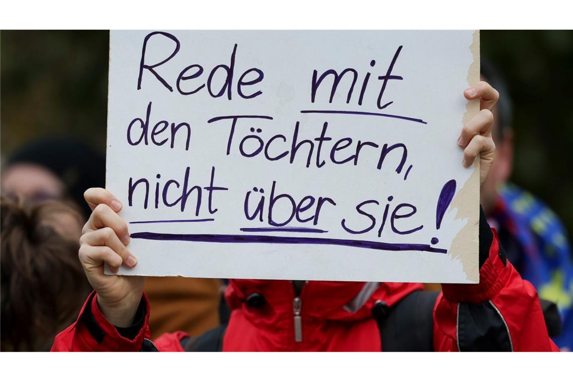 Merz kommentiert Frauen-Forderungen zunächst nicht 250 Demonstranten versammelten sich vor der Dresdner Staatskanzlei während des Besuchs des Kanzlers in der sächsischen Hauptstadt.