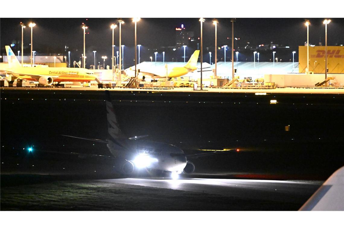 Flieger gelandet - Deutschland nimmt weitere Afghanen auf 2.600 Afghaninnen und Afghanen hoffen auf Ausreise nach Deutschland.