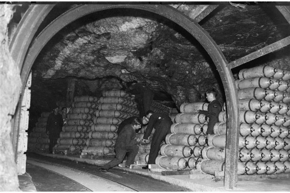 In Messines reißt die größte Explosion des Ersten Weltkriegs 10.000 Deutsche in den Tod 27, November 1944 – Fauld: Im Munitionslager Fauld der britischen Royal Air Force (RAF) explodierten 3500 Tonnen Bomben sowie 500 Millionen Schuss Gewehrmunition. Ursache war vermutlich ein unsachgemäßer Umgang mit Bombenzündern. Ein über 200 Meter langer und 90 Meter tiefer Krater entstand, 90 Menschen starben. Sprengkraft: 2600 Tonnen TNT.