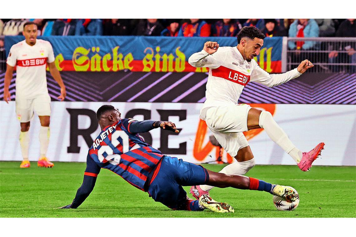 Eine Frage der Effizienz 29 Torschüsse, aber kein Treffer: Der VfB um Tiago Tomas (re.) kann die Hürde in der Europa League beim FC Basel nicht nehmen.