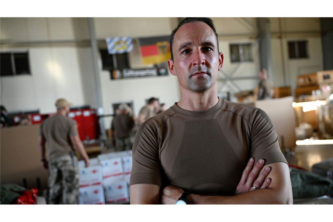 Gaza statt Wunstorf: Die Luftwaffe im Hilfseinsatz 30 Bundeswehrsoldaten, so wie Leutnant Sascha, verpacken die Hilfsgüter.