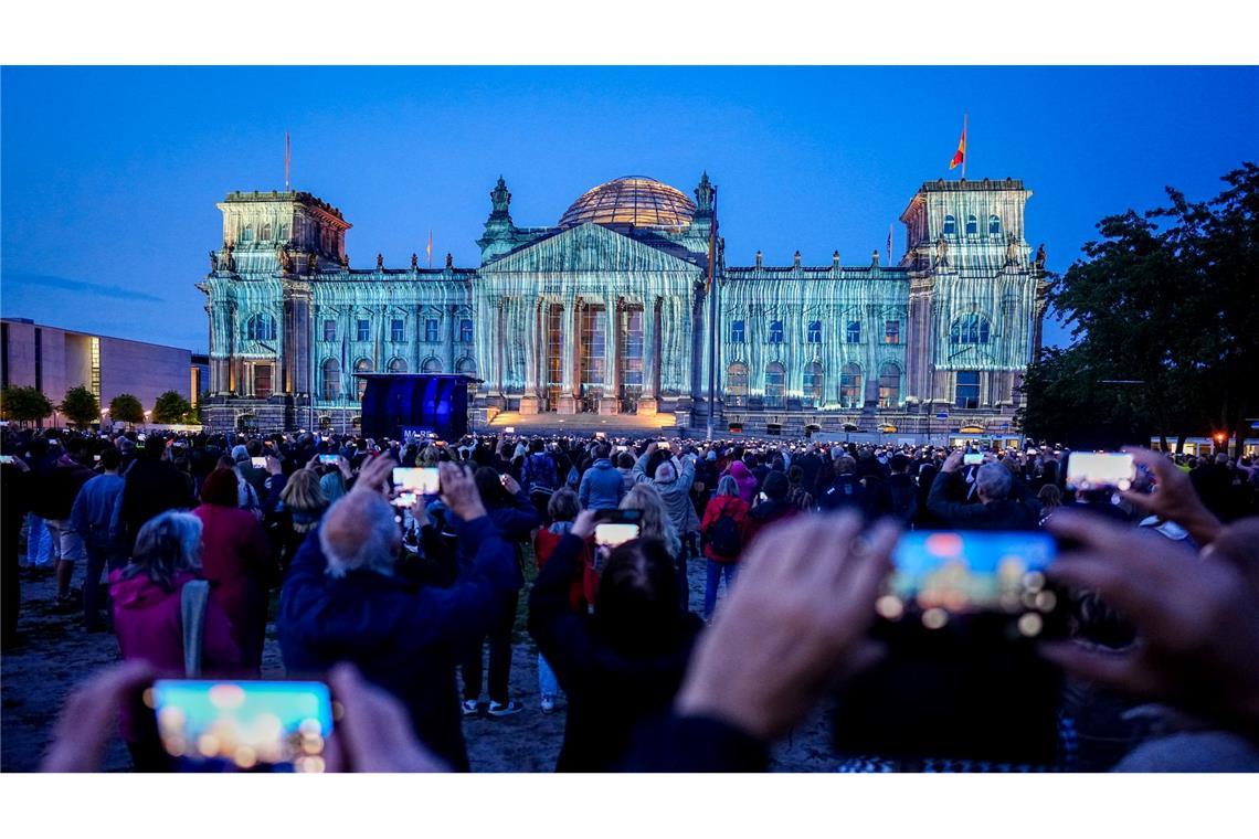 Bilder des Tages 30 Jahre nach seiner Verhüllung wird das Reichstagsgebäude in Berlin nach dem damaligen Vorbild angestrahlt.
