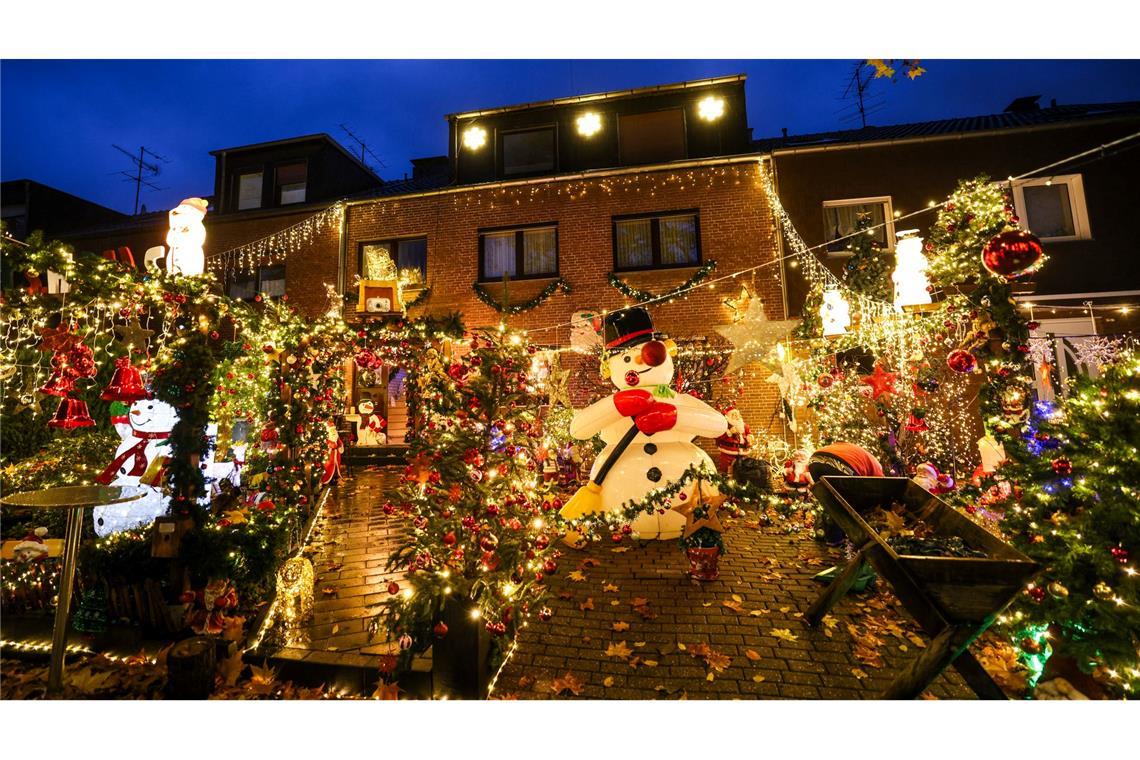 Funkeln fürs Fest - Weihnachtshäuser erstrahlen 300 Liter Glühwein hat Dirk van Acken aus Oberhausen geordert - Hunderte Würstchen und 50 Kästen Bier.