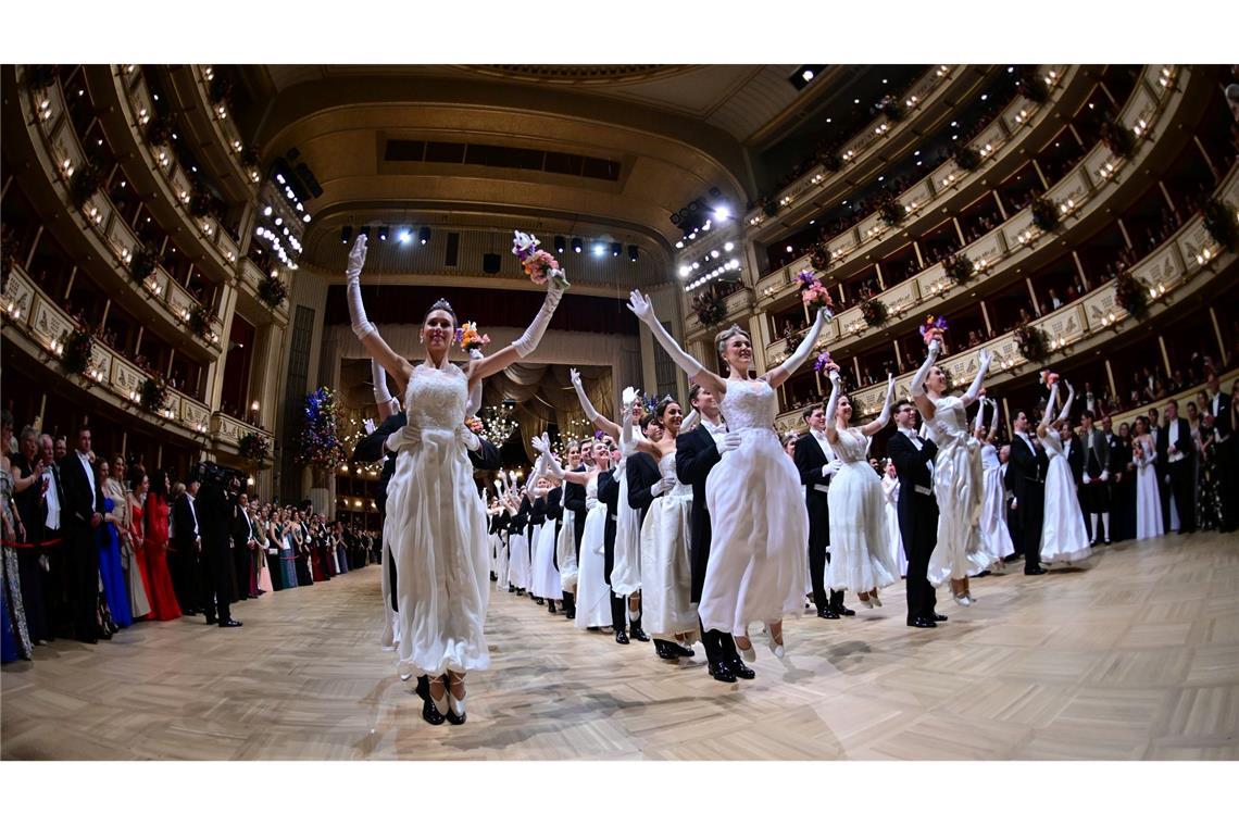 Opernball glitzert ohne Lugner mit Sternchen statt Stars 320 Debütantinnen und Debütanten eröffnen den Ball.