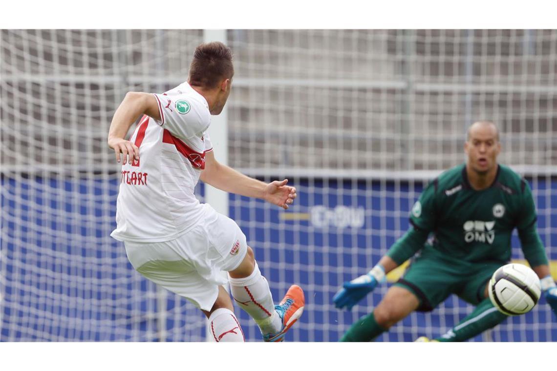 3.Liga: VfB II gegen Wacker Burghausen, Loboué wirft sich einem Schuss von Pascal Breier entgegen.