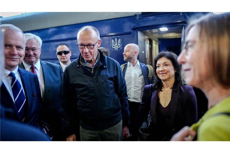4. Oktober 2026: Bundeskanzler Friedrich Merz (Mi.) kommt am frühen Morgen auf dem Hauptbahnhof der ukrainischen Hauptstadt Kiew an und wird von Boris Ruge (li.), dem deutschen Botschafter in der Ukraine, begrüßt. 